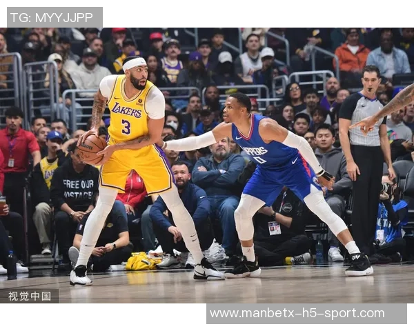 势如破竹的精彩瞬间弗拉格飞身大帽拉塞尔助攻浓眉空中暴扣